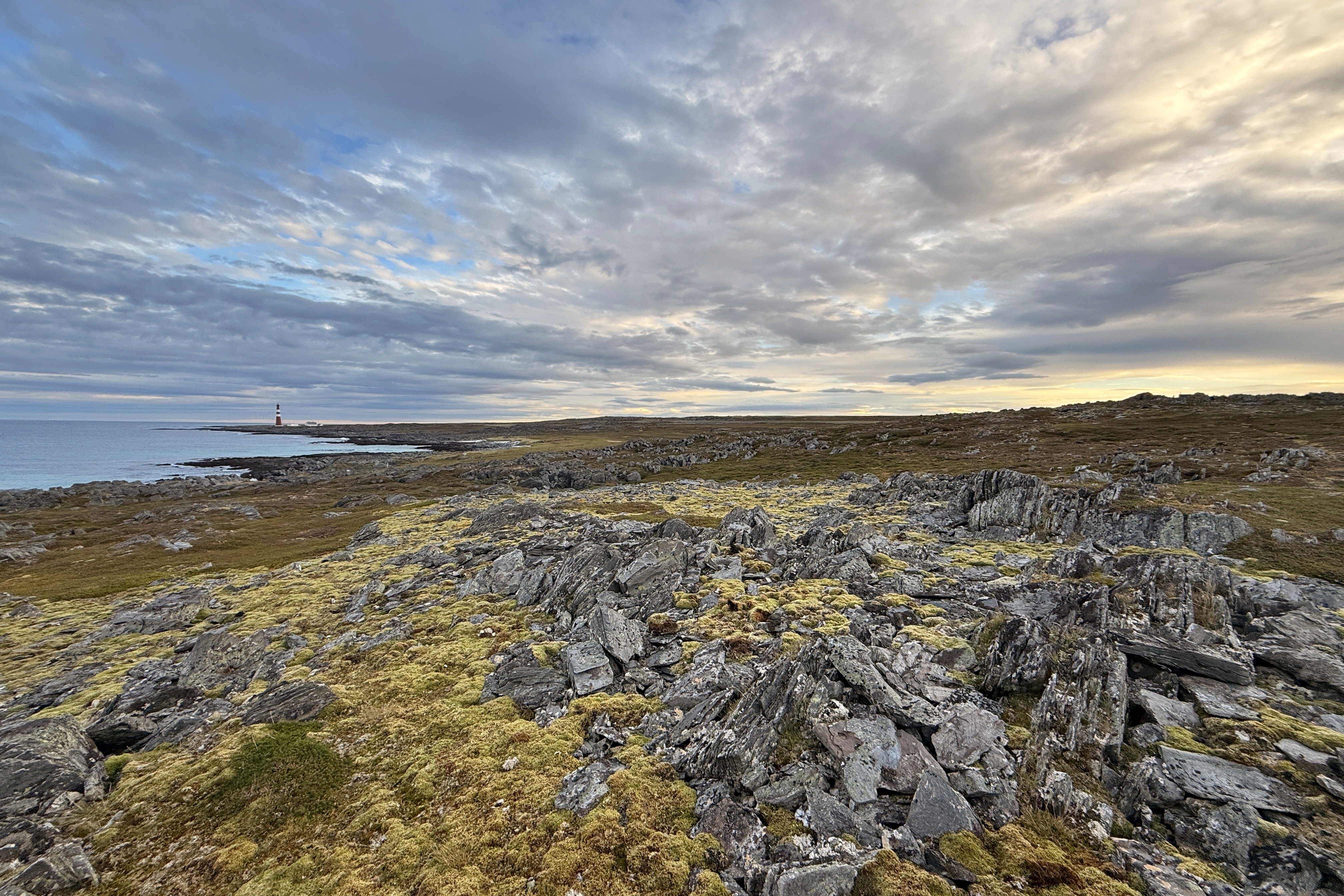 Roches et mer dans le Varanger
